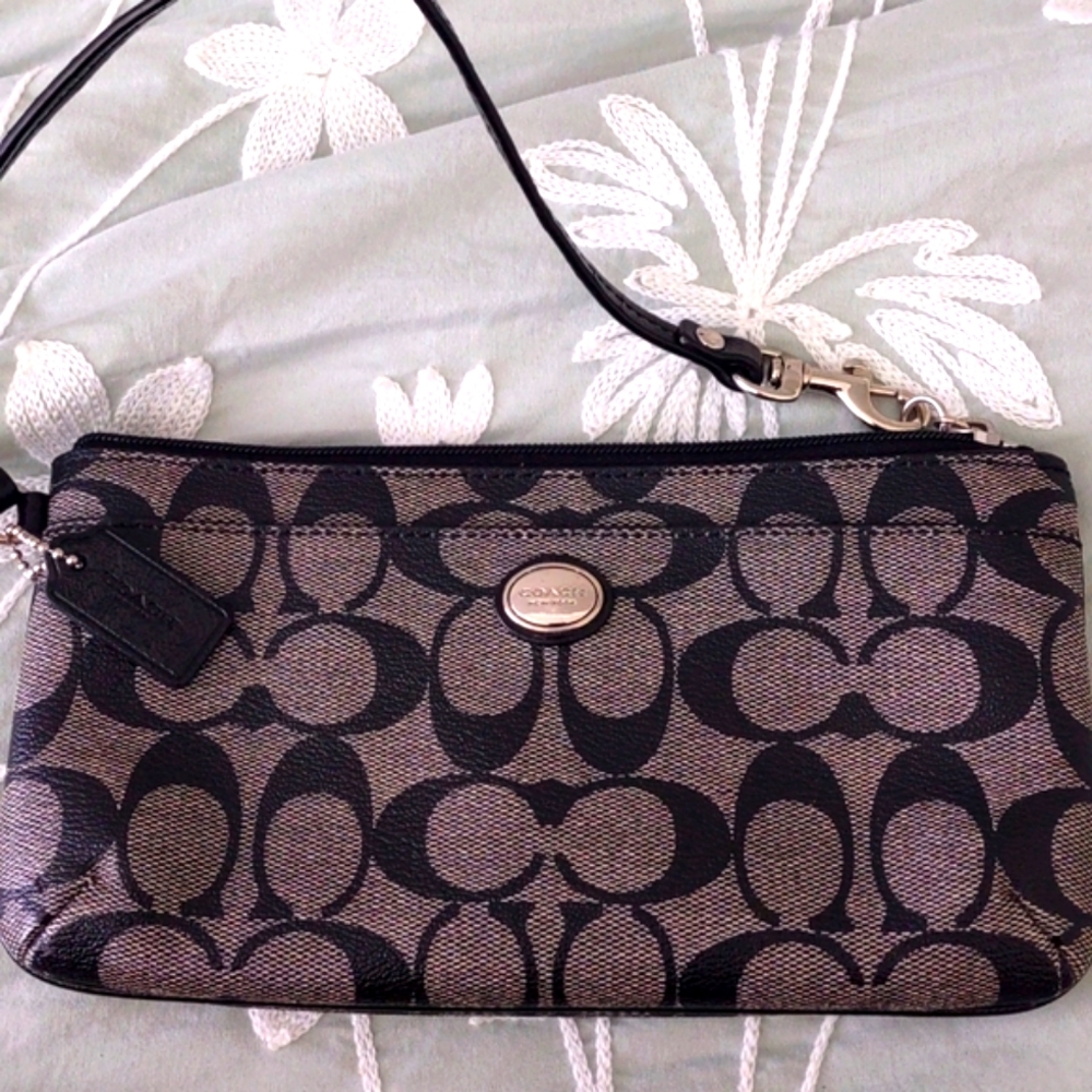 NWOT Coach Grey/Black Vintage Medium size Wrist wallet!!!